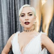 Lady Gaga col colbacco e le perle: le prime foto dal set blindatissimo in Val d'Aosta