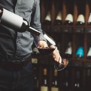 Più di 200 euro a ogni sorso di vino: l'inserzione di lavoro che piace a molti