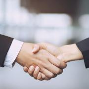 Nostalgia da stretta di mano: ma come è nato questo gesto tanto familiare? 