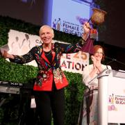 Annie Lennox promuove un'asta benefica a sostegno delle donne vittime di violenza