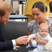 Baby Archie compie 2 anni. E intanto mamma Meghan è accusata di plagio
