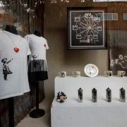 Banksy. In vendita i prodotti del suo negozio online 