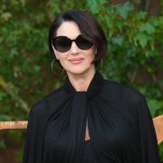 Monica Bellucci avvisa la figlia Deva: studiare è più importante che sfilare!