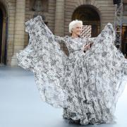La bellezza non ha età: Helen Mirren in passerella a 74 anni