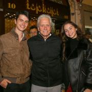 Michael Douglas partecipa al diploma della figlia. Ed è scambiato per il nonno della ragazza