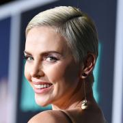 Charlize Theron così non l'avevamo mai vista!