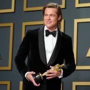 Oscar 2020: Brad Pitt vincitore abbraccia DiCaprio