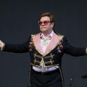 Tutta la grandezza di Elton John: costretto a interrompere lo show, si scusa in lacrime col pubblico