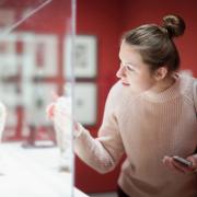 Incidenti artistici: la storia di sette celebri opere d’arte danneggiate da sbadati