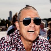 Robbie canta una celebre hit degli Oasis: il video