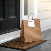 Splendide poesie invece che pizza: l'originale take away che porta a casa la bellezza