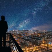 La città che spegne le luci per ammirare il firmamento