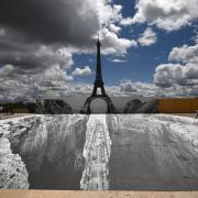 La Tour Eiffel e quell'incredibile scogliera che si è materializzata ai suoi piedi