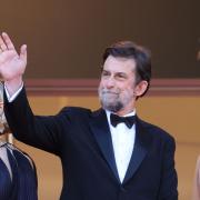 Nanni Moretti entusiasma Cannes.  Dove è arrivato sulle note di Allegria di Jovanotti e Morandi