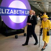La Regina Elisabetta a sorpresa inaugura la metro che porta il suo nome: le foto più belle!
