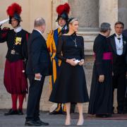 La Principessa Charlene rivoluziona la tradizione per la visita dal Papa