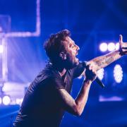 Cesare Cremonini sorprende con i suoi meravigliosi delfini volanti: il video
