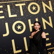 Elton John e Dua Lipa si scambiano ringraziamenti affettuosi