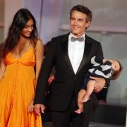Mostra del Cinema, trionfa la famiglia: Alessio Boni incanta sul red carpet col figlioletto nel passeggino