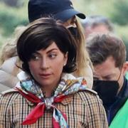 Lady Gaga gira a Milano: le foto col foulard alla Statale