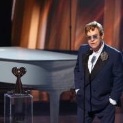 Elton John: un'operazione fa posticipare le date del tour