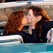 Thelma & Louise: a 30 anni di distanza le due protagoniste ripetono l'indimenticabile bacio