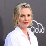 Charlize Theron più travolgente che mai al concerto di Taylor Swift: il video
