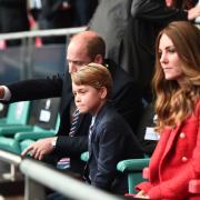 Baby George irresistibile allo stadio con mamma Kate