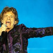 Mick Jagger beve una birra al bar. E nessuno lo riconosce