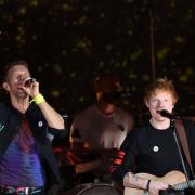 I Coldplay ed Ed Sheeran suonano insieme: tutti i video