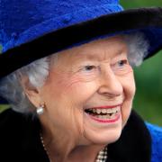 La Regina Elisabetta rifiuta il premio da anziano dell'anno