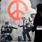 Banksy mette all'asta un'opera per l'ospedale di Kiev. E i prezzi schizzano alle stelle