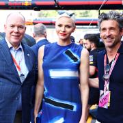 La Principessa Charlene raggiante tra il Principe Alberto e Patrick Dempsey