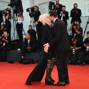 Alla Mostra del Cinema di Venezia il bacio romantico tra Hugh Jackman e la moglie