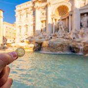 Ecco dove finiscono le monete lanciate nella Fontana di Trevi