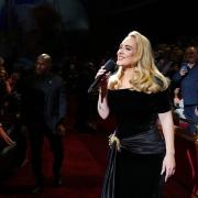 Adele dimentica le parole della sua canzone