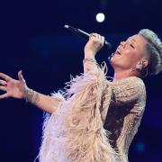 Pink canta Hopelessy Devoted to You: l'emozionante video