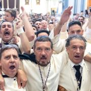 Antonio Banderas con il saio per Pasqua: le foto