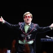 Elton John: il Manchester City lo omaggia cantando Your Song. Il video