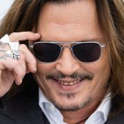 Johnny Depp in concerto festeggia i 60 anni e i fan lo fanno commuovere: il video 