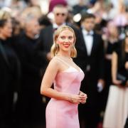 Scarlett Johansson bellissima in rosa