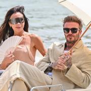 Victoria Beckham il karaoke con il marito David: "Sto scaldando la voce, novità in arrivo"
