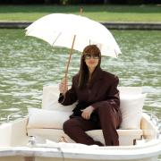 Monica Bellucci radiosa in barca guarda sfilare la figlia Deva a Versailles