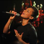 Alicia Keys canta Perfect Way To Die  e l'emozione è totale