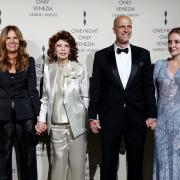 Sophia Loren, Luca Argentero, Claudia Gerini: le celebrità alla sfilata di Armani a Venezia. Le foto più belle