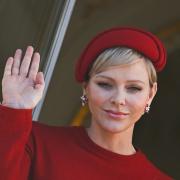 La Principessa Charlene meravigliosa in rosso alla Festa Nazionale di Monaco: le foto