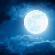 Spettacolo nel cielo: arriva la Luna Fragola 