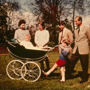Principe e bisnonno: la foto più bella del Duca di Edimburgo è quella con i Royal Baby