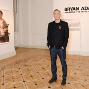 Bryan Adams firma il prestigioso calendario Pirelli
