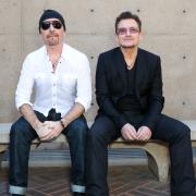 Bono in vacanza all'isola d'Elba tra la gioia dei passanti e la sua. Il video